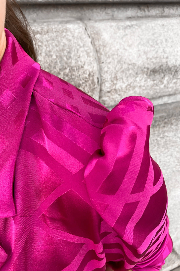 SET JACQUARD FUCSIA CON PLUMAS